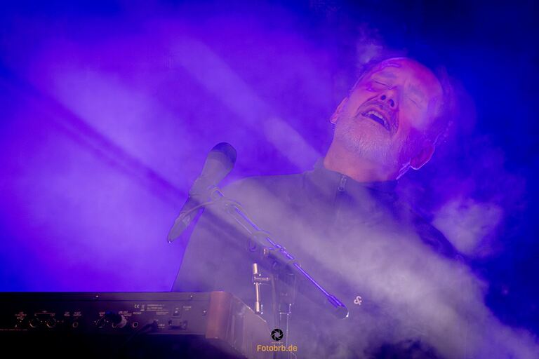 Andreas „Spatz“ Sperling an Piano, Orgel und Gesang