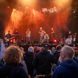 KEIMZEIT in Dunkelforth: Vier Jahrzehnte Musikgeschichte aus Brandenburg - Fotobrb: Faszination Fotografie aus Brandenburg an der Havel Keimzeit Konzert am Hotel „Am Meilenstein“ in Dunkelforth