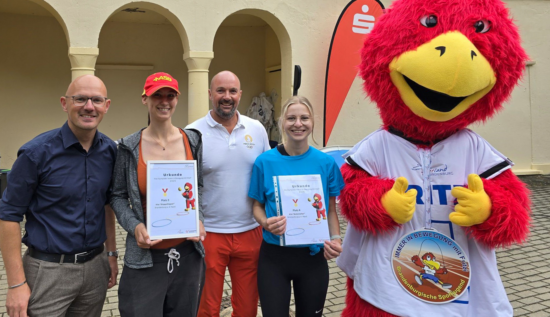 Im Beisein von Oberbürgermeister Daniel Keip sowie „Fritzi“ und Robert Busch von der Brandenburgischen Sportjugend wurden die Kitas Stoppelhopser und Wellenreiter für ihre sehr guten Leistungen bei der Vorjahres-Kita-Olympiade mit Urkunden bedacht. © Stadt Brandenburg an der Havel / Th. Messerschmidt