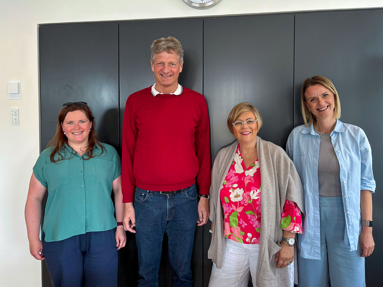 (v.l.n.r.) Vanessa Vollenschier, Anne-Sophie Milke und Sabine Freund mit Jesper Würzen vor dem Rathaus in Ballerup © Stadt Brandenburg an der Havel/Vanessa Vollenschier