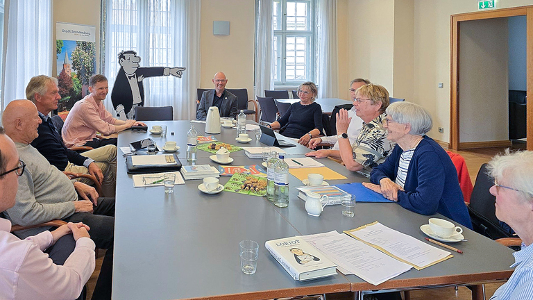 Kuratorium und Vorstand der „Vicco von Bülow Stiftung“ kamen im Rolandzimmer des Rathauses zusammen und wurden von Oberbürgermeister Daniel Keip besucht. © Stadt Brandenburg an der Havel / Th. Messerschmidt