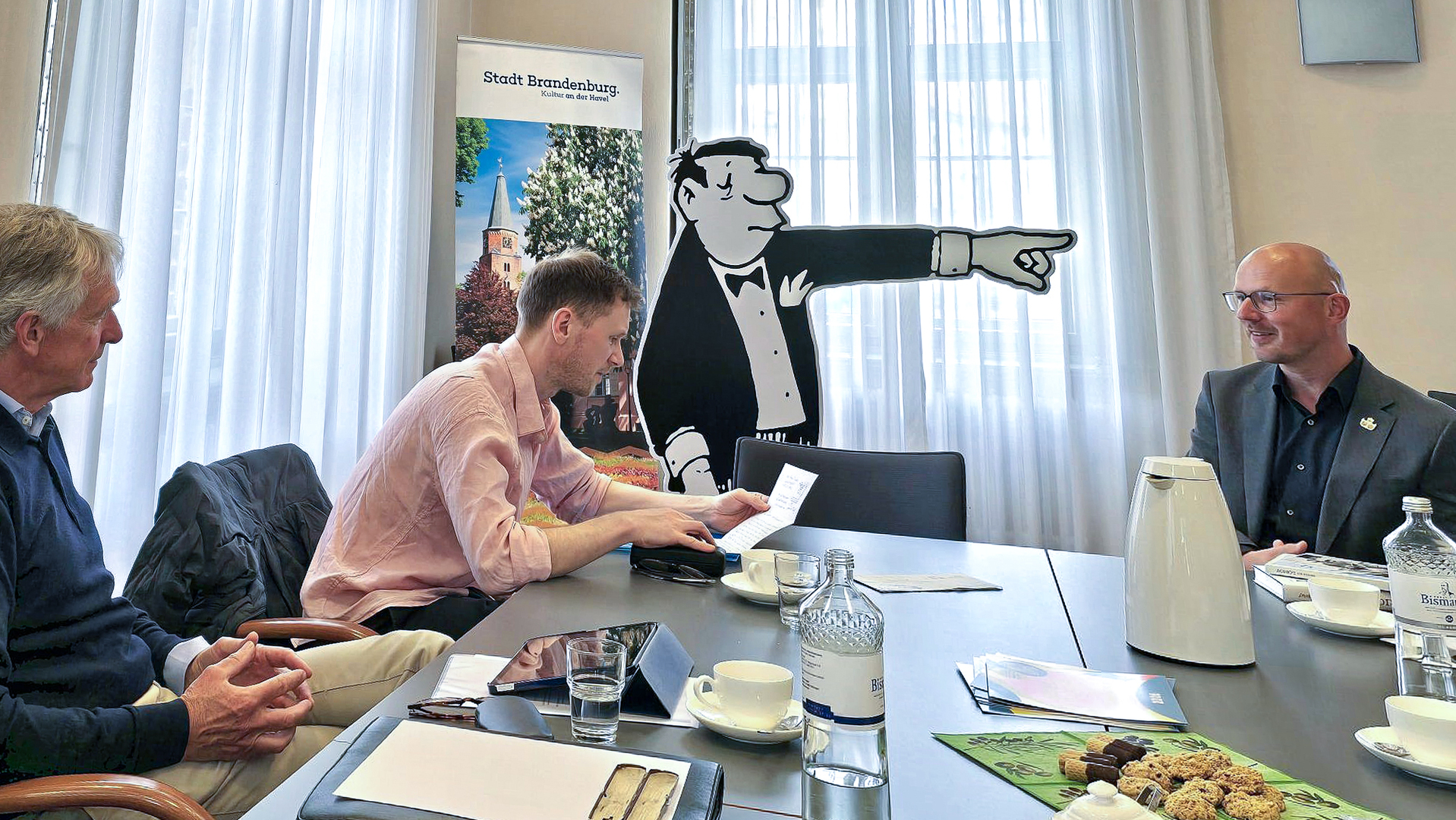 Oberbürgermeister Daniel Keip leitete einen Brief an Leo von Bülow-Quirk weiter, der sich über den schriftlichen Hinweis auf den Verbleib familieneigener Tischwäsche freute. © Stadt Brandenburg an der Havel / Th. Messerschmidt