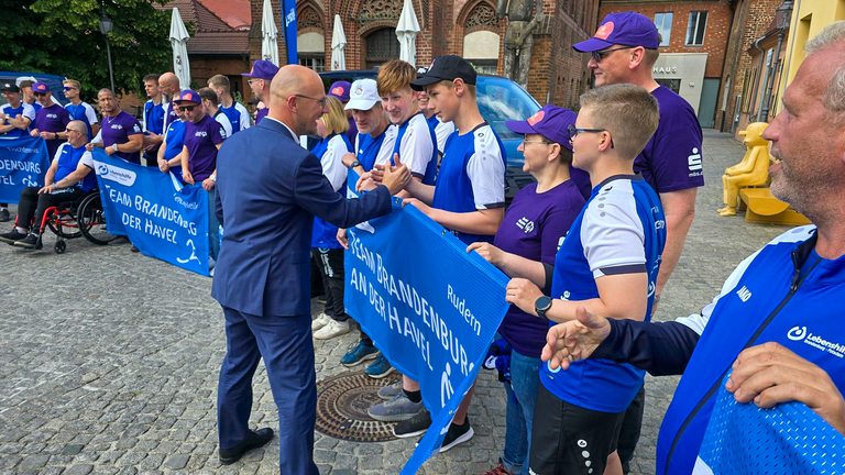 Daniel Keip klatschte alle Teilnehmenden persönlich ab. © Stadt Brandenburg an der Havel / Th. Messerschmidt