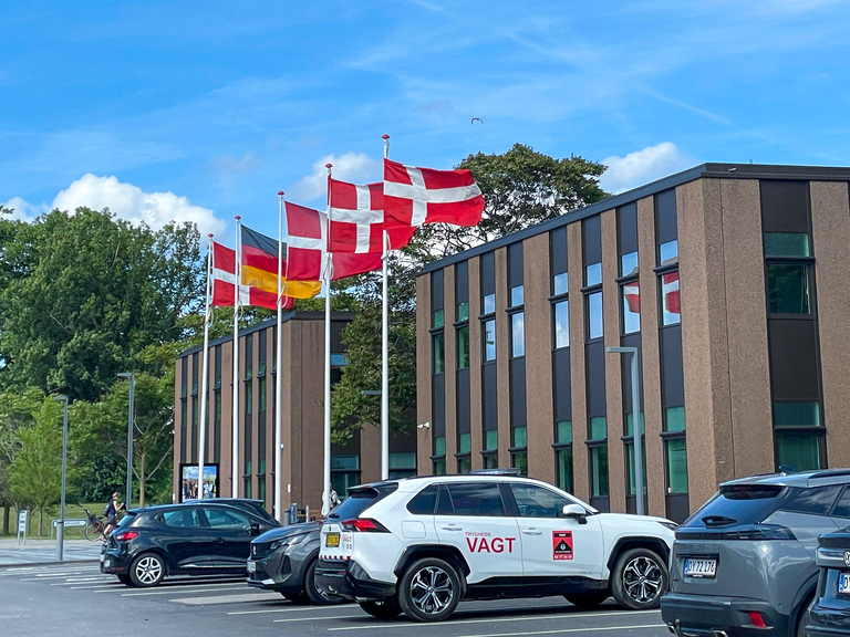 Rathaus Ballerup mit Beflaggung © Stadt Brandenburg an der Havel/Vanessa Vollenschier
