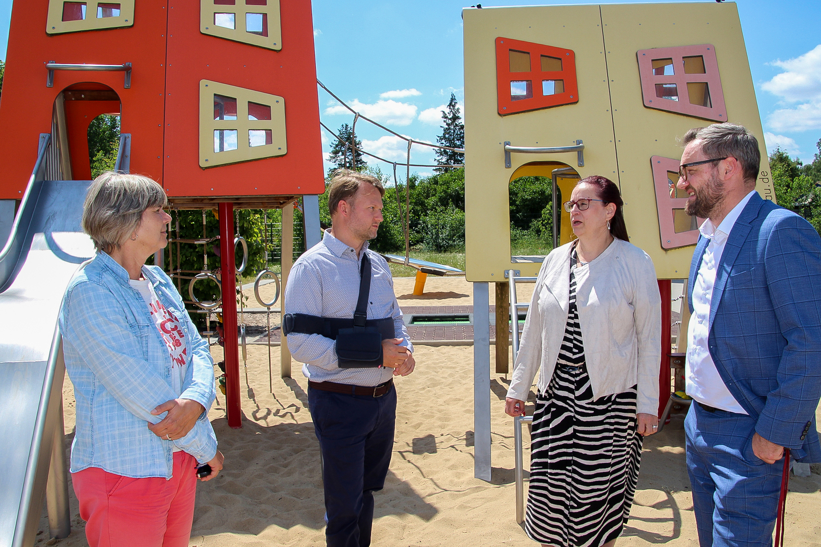Bürgermeister Müller (rechts) im Gespräch mit Geschäftsführer Lorenz und Amtsleiterin Kirstin Ohme und Mitarbeiterin Cora Kagelmann und nebend er Weltpremiere. © Stadtverwaltung Brandenburg an der Havel / René Paul-Peters