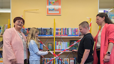 Beigeordnete Alexandra Adel und Bibliothek-Direktorin Cornelia Stabrodt haben mit Schülern der Grundschule „Wilhelm Busch“ das Lesesommer-Bücherregal zur Nutzung freigegeben. © Stadt Brandenburg an der Havel / Th. Messerschmidt