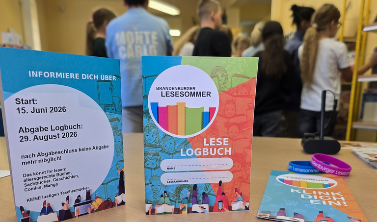 Bei der Anmeldung gibt es ein Leselogbuch zum lohnenswerten Sammeln der Stempel für gelesene Bücher. © Stadt Brandenburg an der Havel / Th. Messerschmidt