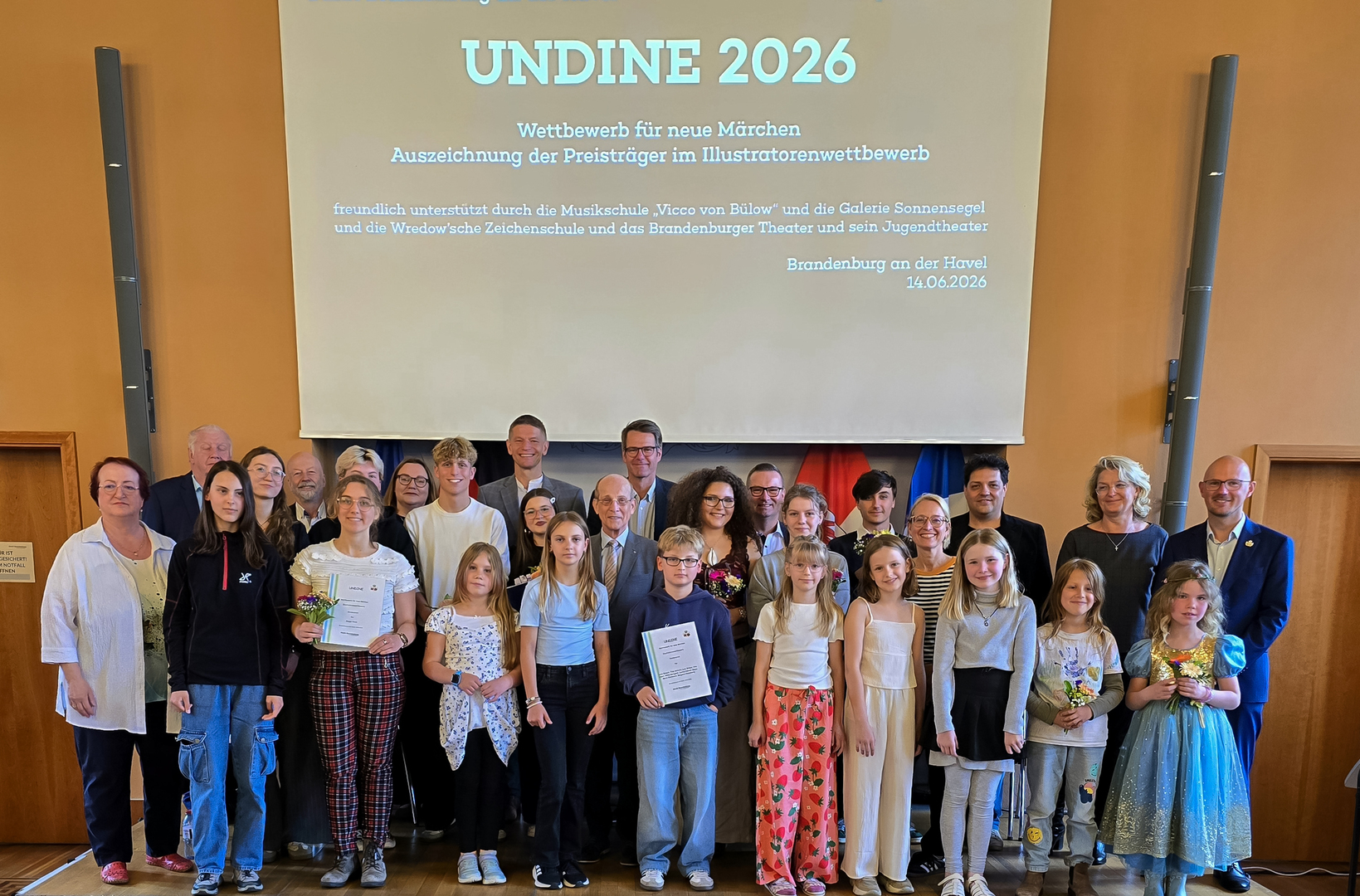 Das finale Gruppenbild: Preisträger, Jugendtheater, Sponsoren und Oberbürgermeister Daniel Keip vereint auf dem Podium. © Stadt Brandenburg an der Havel / Th. Messerschmidt