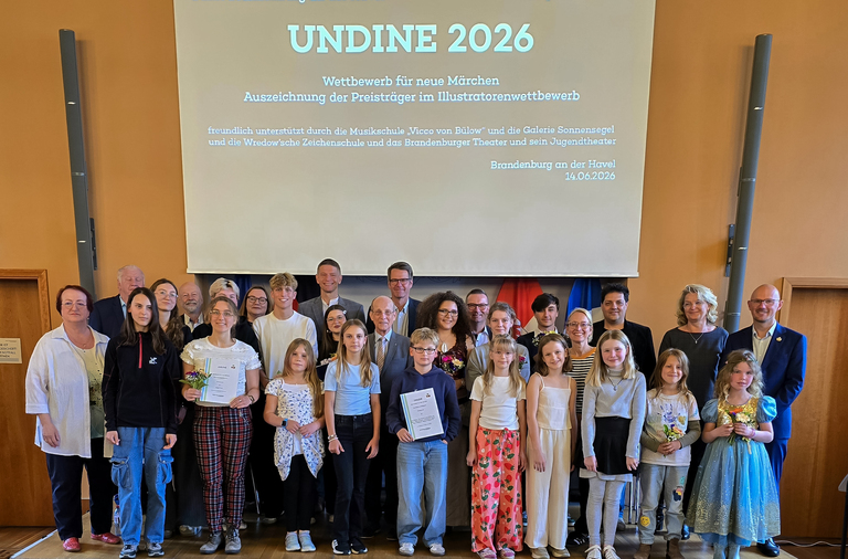 Das finale Gruppenbild: Preisträger, Jugendtheater, Sponsoren und Oberbürgermeister Daniel Keip vereint auf dem Podium. © Stadt Brandenburg an der Havel / Th. Messerschmidt