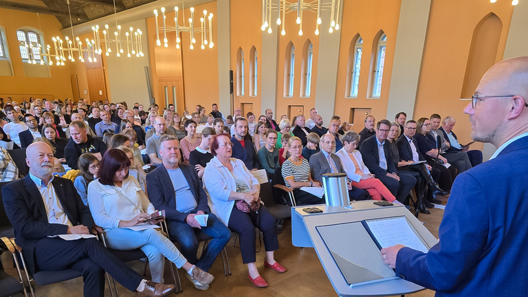 Oberbürgermeister Daniel Keip zählte zu den Gästen und Rednern im Rolandsaal. © Stadt Brandenburg an der Havel / Th. Messerschmidt