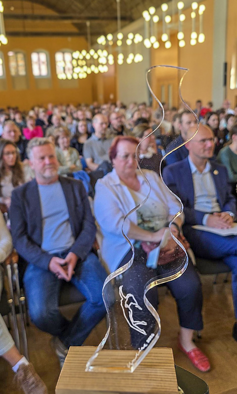 „Undine“-Wettbewerb: Die filigrane Trophäe der Gewinner eines Hauptpreise – eine vom Brandenburger Künstler Jan Beumelburg gestaltete Undine-Statuette. © Stadt Brandenburg an der Havel / Th. Messerschmidt