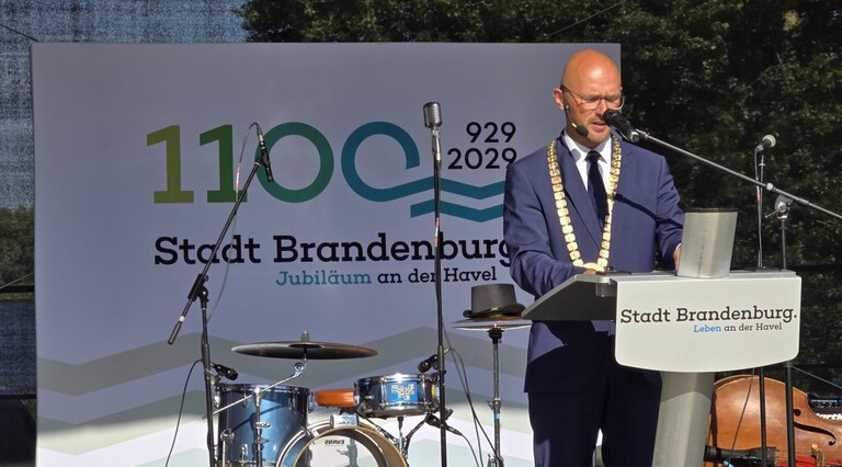 Daniel Keip stellte während seiner Rede das Festlogo fürs Stadtjubiläum 2029 vor. © Stadt Brandenburg an der Havel / Th. Messerschmidt
