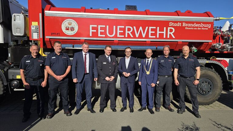 Erinnerungsfoto mit dem 12.000 Liter Löschwasser fassenden Abrollbehälter. © Stadt Brandenburg an der Havel / Th. Messerschmidt