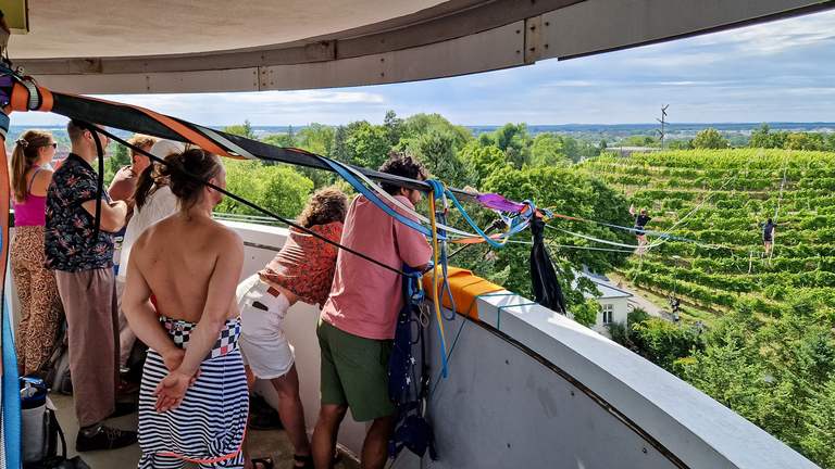 Per Slacklines ging es im Vorjahr für Mutige und Schaulustige von der Friedenswarte zum Weinberg. So auch beim Bergfest vom 3. bis 5. Juli 2026. © Stadt Brandenburg an der Havel / Th. Messerschmidt