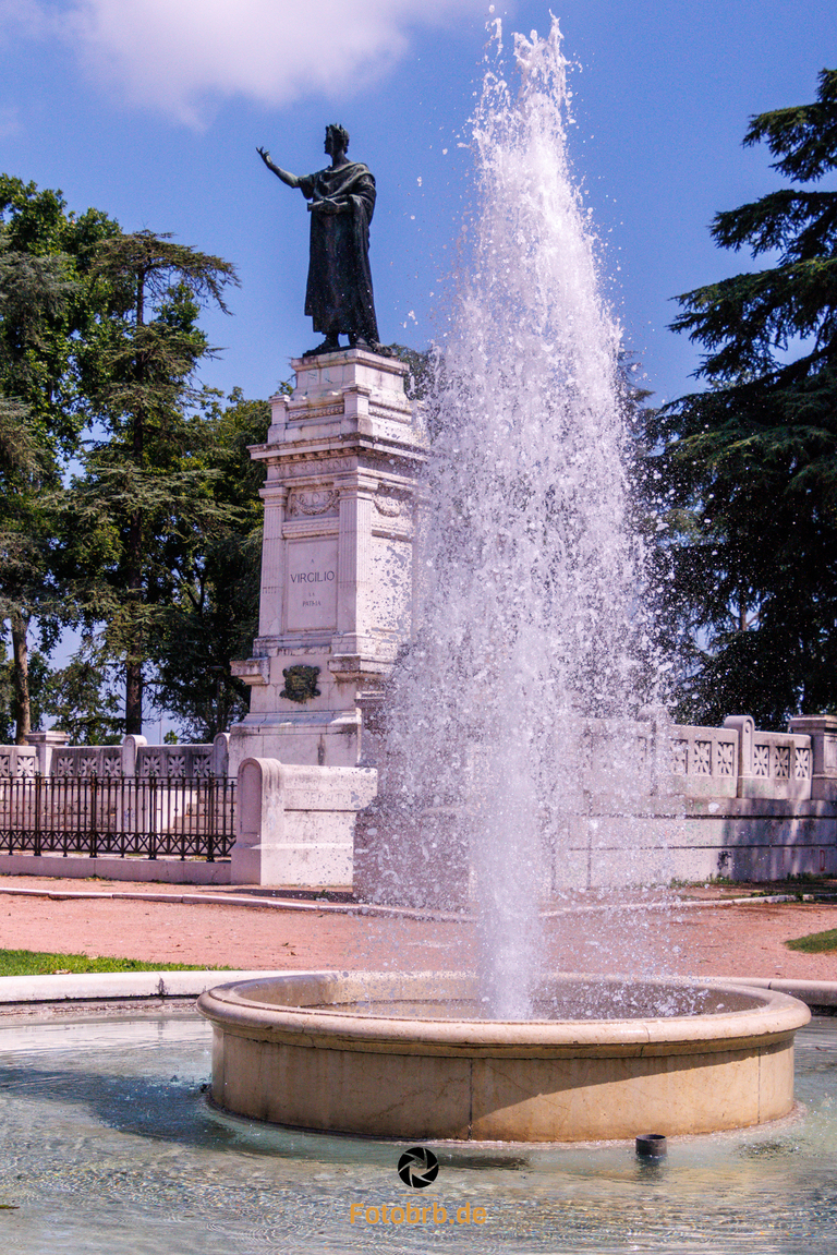 Stadtpark mit einer Statue des berühmten Dichters Vergil in der Stadt Mantua in Italien Stockfotografie - Alamy