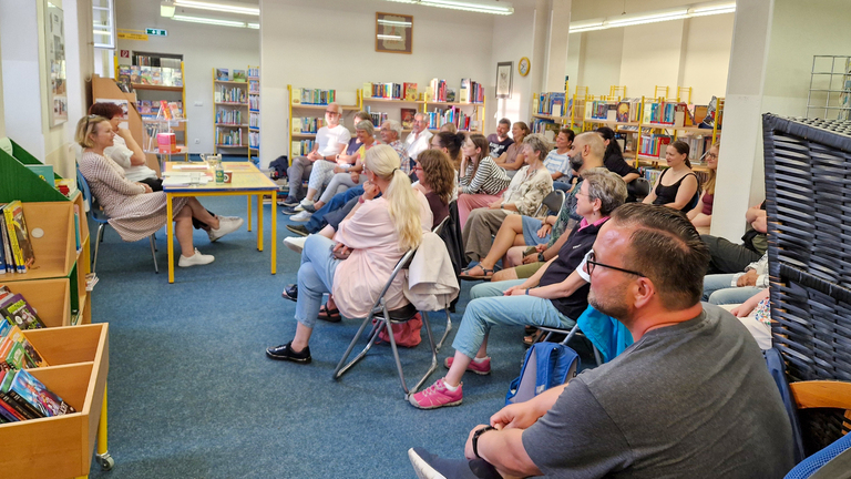 Das Publikum war von der Journalistin und Bestsellerautorin Adrienne Friedlaender begeistert. © Stadt Brandenburg an der Havel/Fouqué-Bibliothek