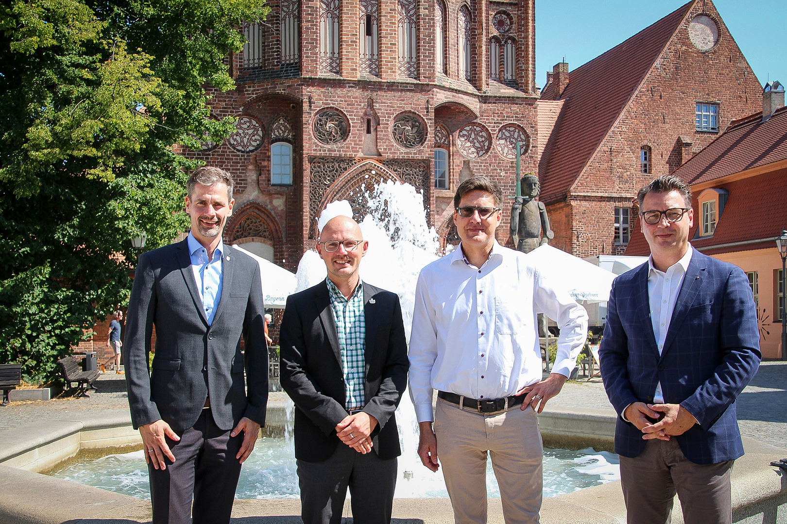 Die Bürgermeister Thomas Rosenberg, Daniel Keip, Dr.-Ing Robert Pulz und Jörg Zietemann (von links nach rechts) vor dem Rathaus-Brunnen. © Stadt Brandenburg an der Havel / René Paul-Peters