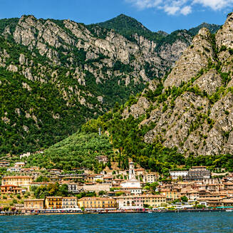 Limone sul Garda – ein malerisches Juwel am Gardasee - fotobrb.de Blick auf Limone sul Garda vom Gardasee aus