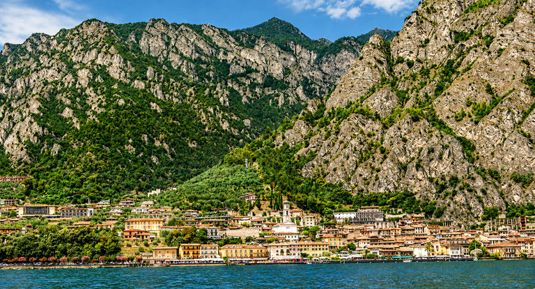 Blick auf Limone sul Garda vom Gardasee aus