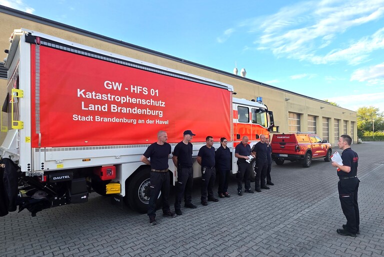 Feuerwehr-Leiter Sebastian Kalka verabschiedete heute Morgen die erste Einsatz-Einheit für den Flächenbrand im Müritz-Nationalpark, skizzierte die Lage und übermittelte Grüße von Oberbürgermeister Daniel Keip, verbunden mit einem herzlichen Dank für die Einsatzbereitschaft. © Stadt Brandenburg an der Havel / Daniel Bucko