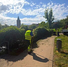 Grünflächenpflege am Uferpark Hammerstraße. © Stadt Brandenburg an der Havel