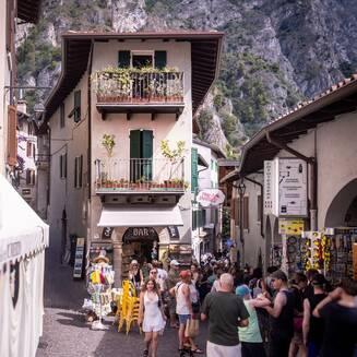 Limone sul Garda – ein malerisches Juwel am Gardasee - fotobrb.de Die engen historischen Gassen der Altstadt von Limone sul Garda