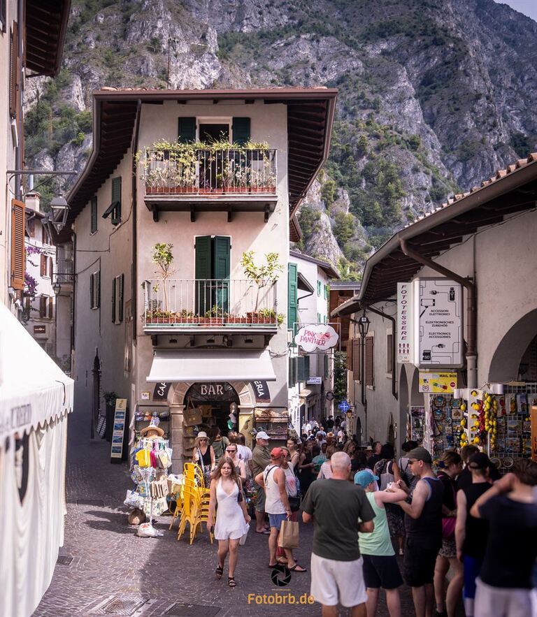 Die engen historischen Gassen der Altstadt von Limone sul Garda