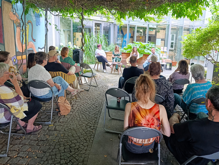 Menschen sitzen bei einer Veranstaltung. © Stadt Brandenburg an der Havel/Fouqué-Bibliothek