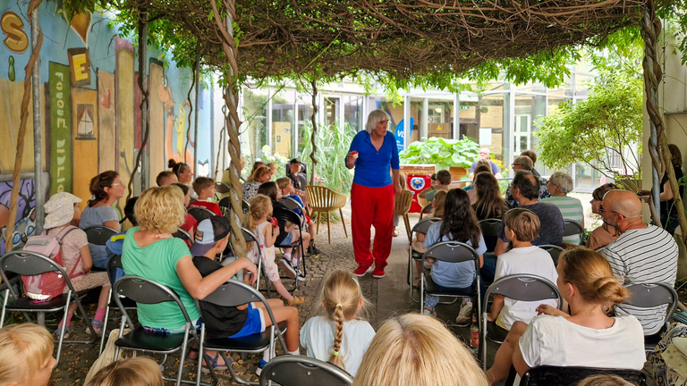 Rolf Barth als Herr Schreiberling und Dirk Trageser als Herr Färberich animierten zum Mitmachen © Stadt Brandenburg an der Havel/Fouqué-Bibliothek
