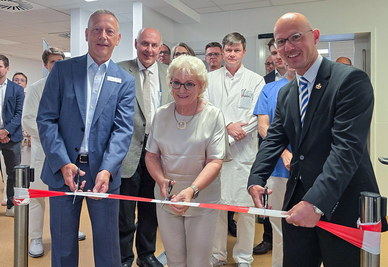 Oberbürgermeister Daniel Keip, UKB-Geschäftsführerin Gabriele Wolter und Uwe Hubrig von der Firma Philips Philips bei der offiziellen Eröffnung. © Stadt Brandenburg an der Havel / Th. Messerschmidt