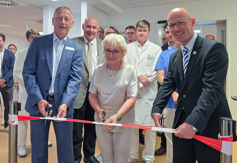 Oberbürgermeister Daniel Keip, UKB-Geschäftsführerin Gabriele Wolter und Uwe Hubrig von der Firma Philips Philips bei der offiziellen Eröffnung. © Stadt Brandenburg an der Havel / Th. Messerschmidt