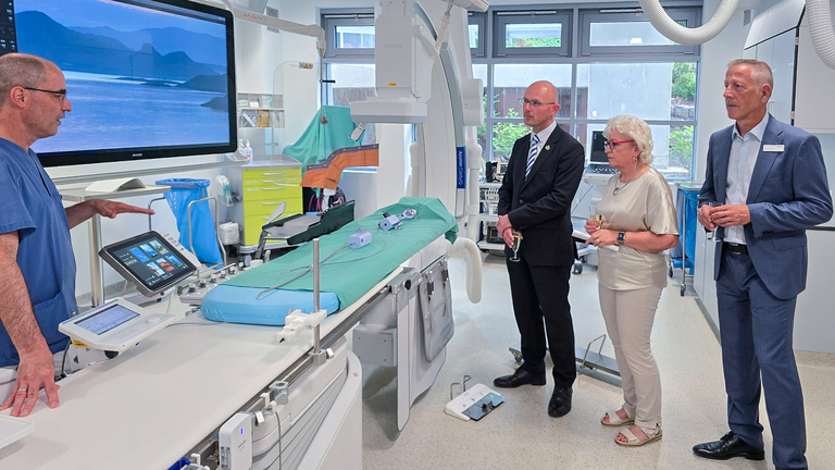 Universitätsklinikum Klinikdirektor Prof. Dr. Oliver Ritter erläutert, was die neue Technik möglich macht und wie schonend Eingriffe erfolgen können. © Stadt Brandenburg an der Havel / Th. Messerschmidt