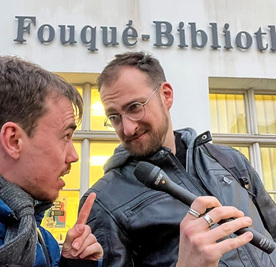 Nicolai Raab (links) und Nils Behrend vor der Fouqué-Biblikothek © Nils Behrendt