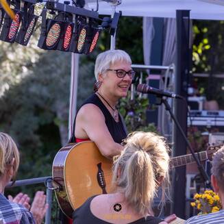 Höfefest: Hitzerekord und Feierlaune in Brandenburg - fotobrb.de Carola Adam Live beim 25. Höfefest im Café Havelpause