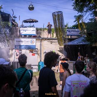 Höfefest: Hitzerekord und Feierlaune in Brandenburg - fotobrb.de HipHop Live mit den Havelhelden aus Brandenburg, mit Künstlern „dotcom“
