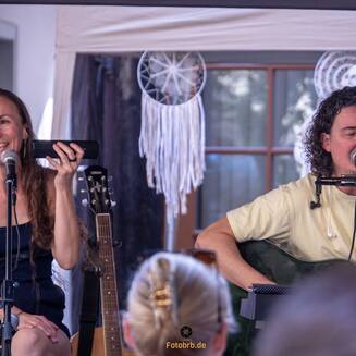 Höfefest: Hitzerekord und Feierlaune in Brandenburg - fotobrb.de Live-Konzert im Hof des Stadtmuseums des Duos INUSO