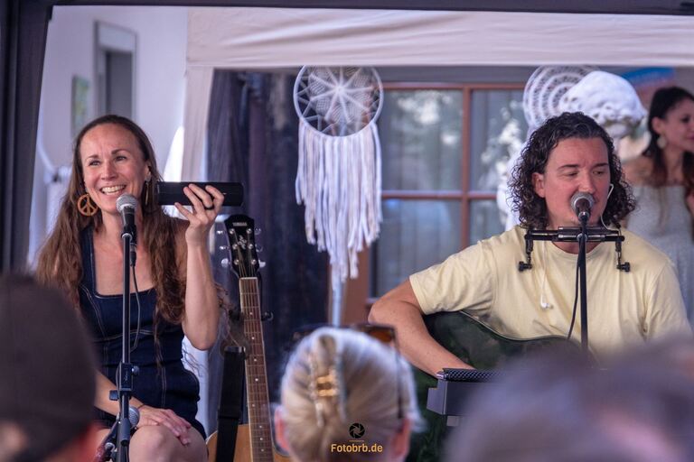Live-Konzert im Hof des Stadtmuseums des Duos INUSO
