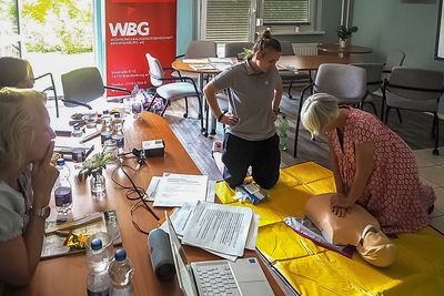 Erste Hilfe bei Hitzeschäden, vorgeführt am Modell. © Laura Kießling