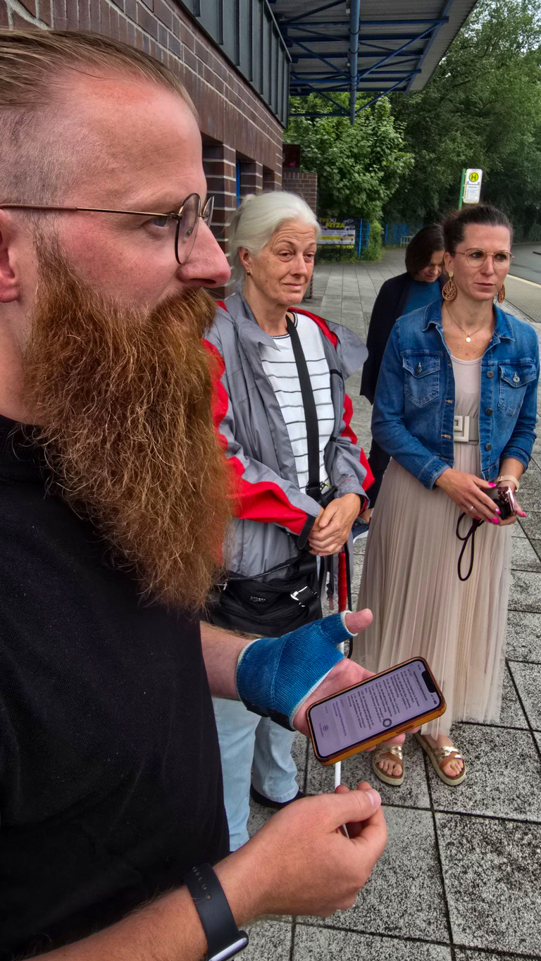 André Unglaube demonstriert, was die blindFind-App kann.