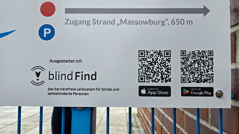 Hinweis auf die neue Orientierungshilfe samt QR-Codes am Haupteingang der Regattastrecke Beetzsee. © Stadt Brandenburg an der Havel / Th. Messerschmidt