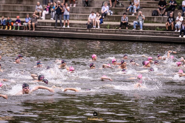 33. Brückenschwimmen zwischen der Jahrtausendbrücke bis zur Luckenberger Brücke 800m der Havel entlang.