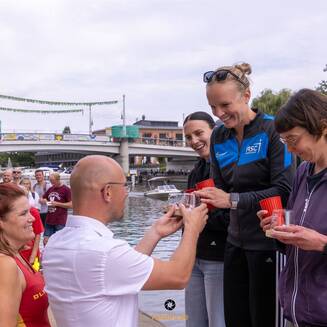 33. Brückenschwimmen: Schwimmfest an der Havel begeistert - fotobrb.de In der Frauenwertung gewann Ulricke Szoni, den zweiten Platz belegte Sina Lang, Rang drei ging an Jenny Gräf.
