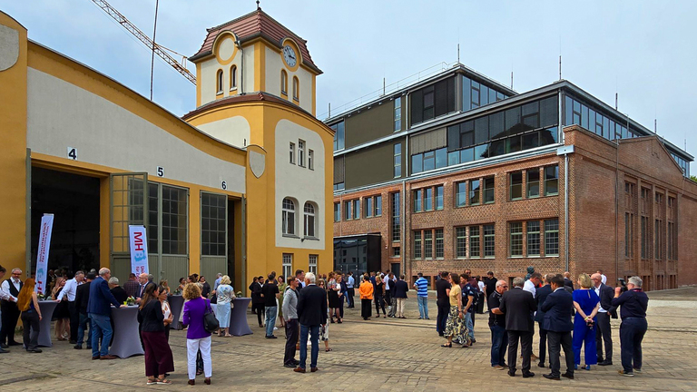 Ein Ensemble mit Geschichte: das Straßenbahndepot und die aus dem denkmalgeschützten E-Werk geformte Universitätszahnklinik. © Stadt Brandenburg an der Havel / Th. Messerschmidt