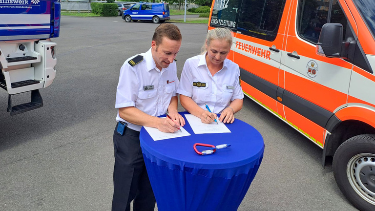 Sebastian Kalka und Dr. Simone Kraatz bei der Unterzeichnung der Absichtserklärung für ein Starkes Bündnis für den Bevölkerungsschutz. © Berufsfeuerwehr Brandenburg an der Havel