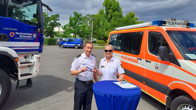 Sebastian Kalka und Dr. Simone Kraatz demonstrieren die Verbundenheit ihrer Einsatzkräfte mit Karabinern. © Berufsfeuerwehr Brandenburg an der Havel