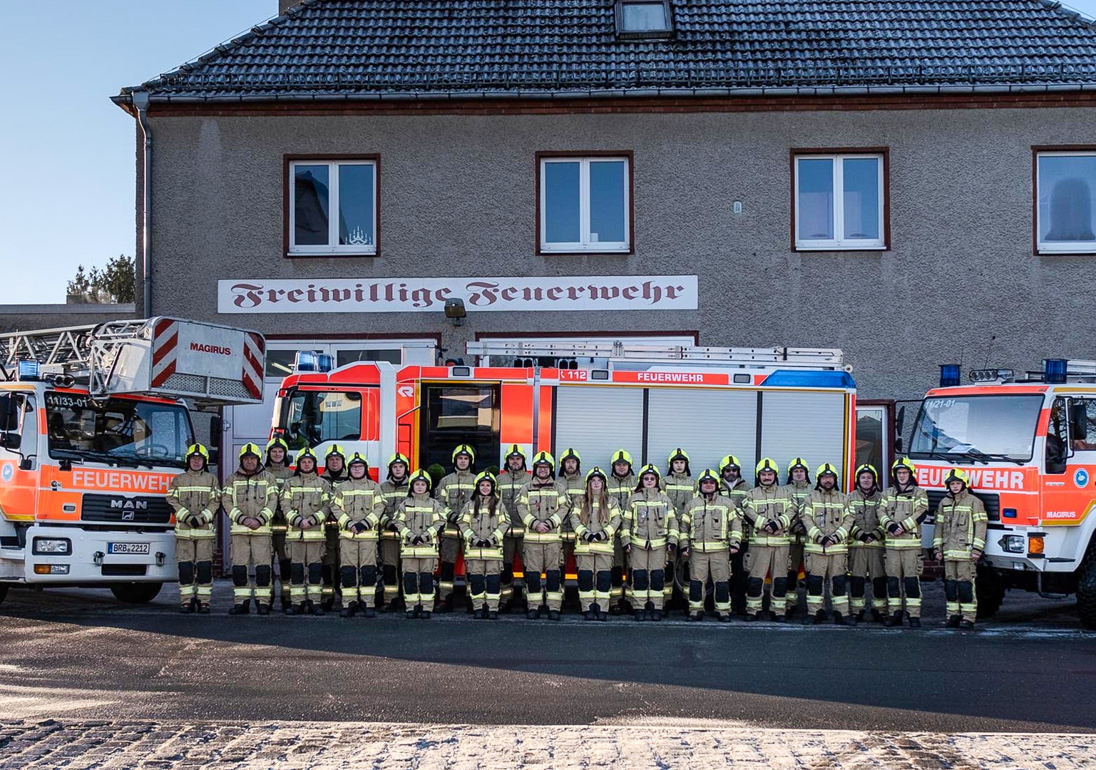 Gruppenbild der Kameraden der Feuerwehr Kirchmöser Feuerwehrgerätehaus. © FF Kirchmöser