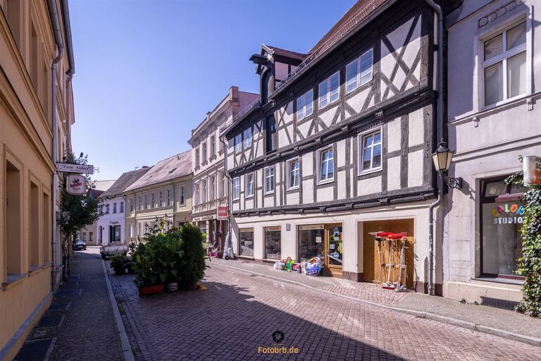 Gemütliche Straße mit Fachwerkhäusern.