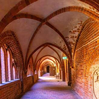 Hansestadt Havelberg – zwischen Domberg, Havel und Altstadt - fotobrb.de Historischer Ziegelsteinflur mit Bögen