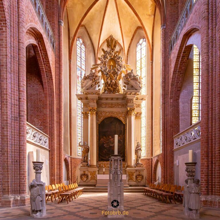 Helle Kirche mit kunstvollem Altar