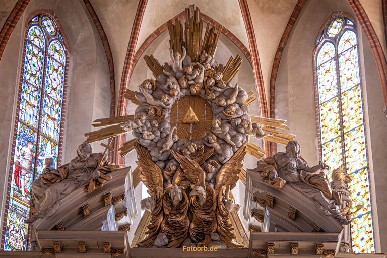 Prächtiger Altar mit Engeln und Lichtstrahlen.
